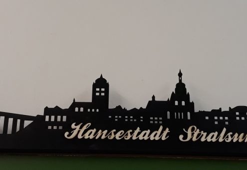 Holzsilhouette Stralsunds in schwarz mit Inschrift Hansestadt Stralsund