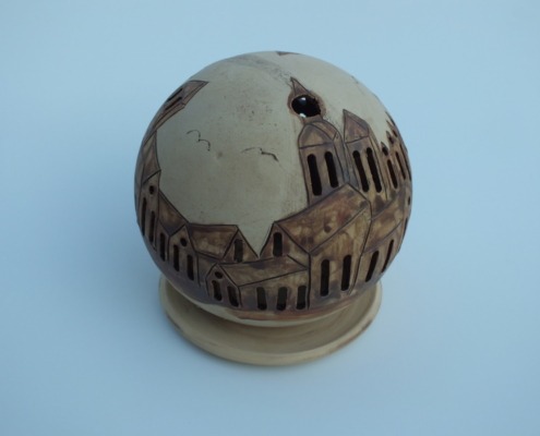 eine Keramikkugel für ein Teelicht mit Stralsundmotiv