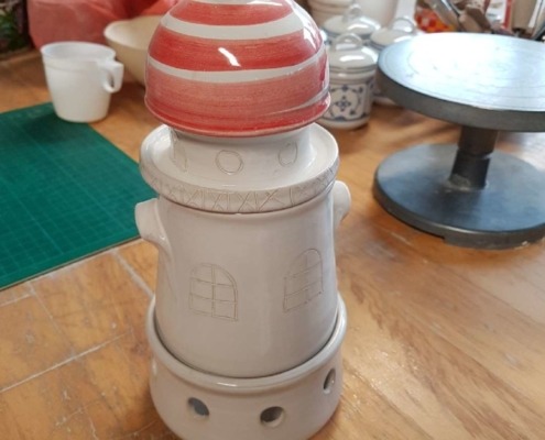 Blick auf einen weißen zusammengesetzten Leuchtturms zum Aufbewahrung von Suppen