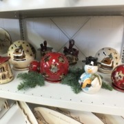 Präsentation von weihnachtlichen Keramikprodukten bei einem Fest
