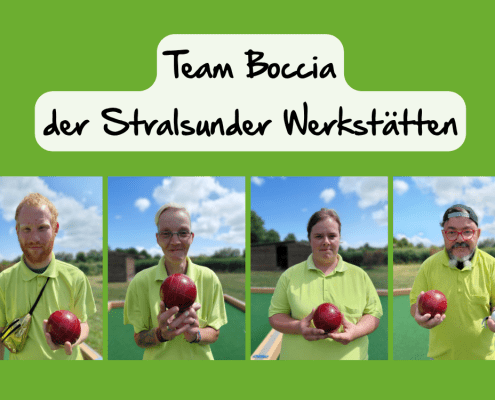 Vier Personen zeigen ihre Bocciakugeln. Das sind die Mitglieder des Teams Boccia der Stralsunder Werkstätten.