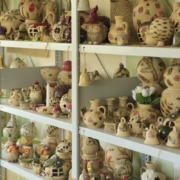 Blick in das Verkaufsregal voller Keramikprodukte