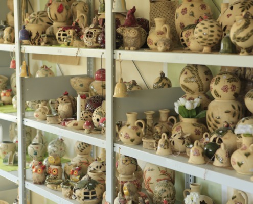 Blick in das Verkaufsregal voller Keramikprodukte