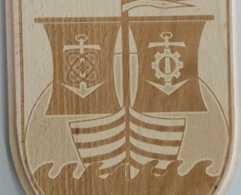 Buchenholz mit graviertem Wappen