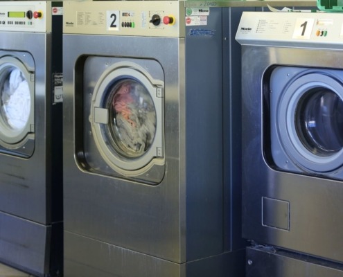 Blick auf drei Industriewaschmaschinen
