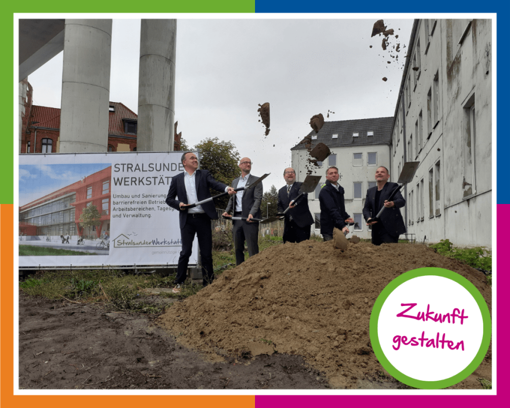 Zukunft_Gestalten_Juni Beim symbolischen Spatenstich der Stralsunder Werkstätten stehen fünf Personen vor einem Sandhaufen und schippen Sand mit ihren Spaten.