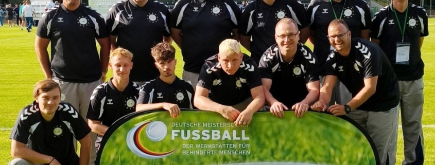 Zwölf Personen, die zur Fußballmannschaft der Stralsunder Werkstätten gehören, stehen auf einem Fußballplatz.