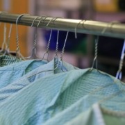 Nahaufnahme auf viele Kleiderbügel mit gewaschenen Hemden