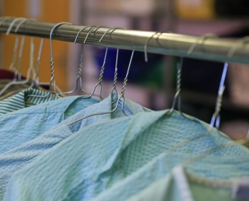 Nahaufnahme auf viele Kleiderbügel mit gewaschenen Hemden