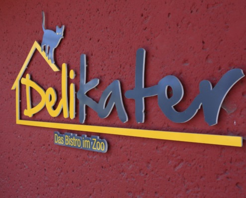 Blick auf das Logo des Bistro Delikater an der Hausfassade