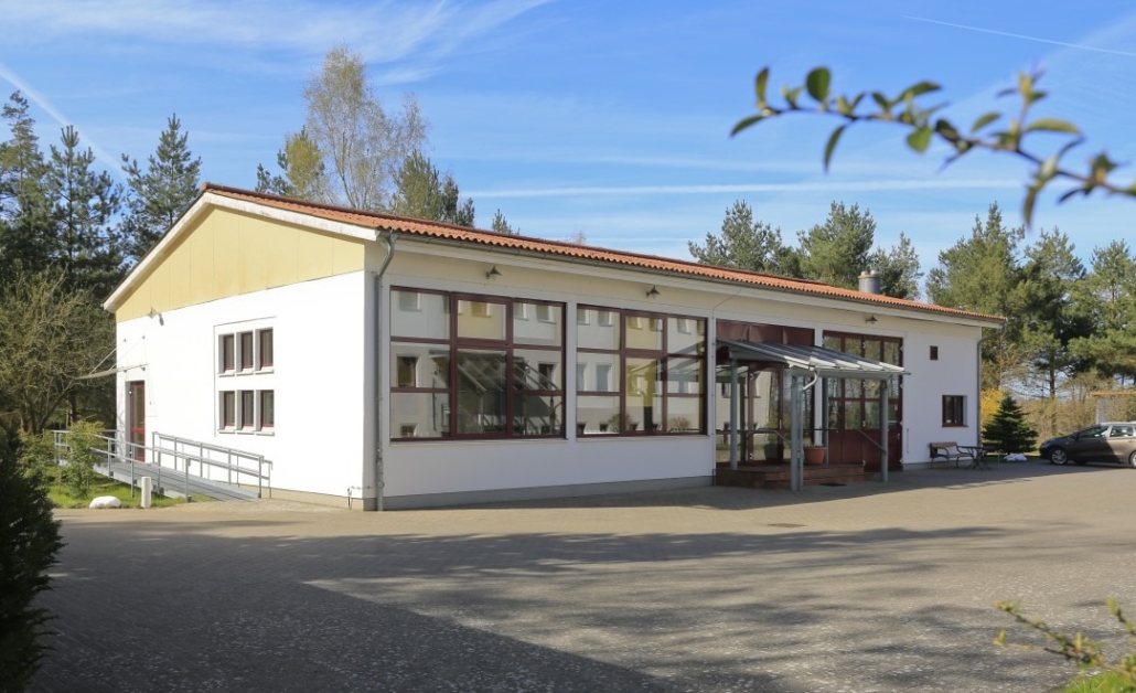 Tagesgruppenhaus_für_Senioren Eine Außenaufnahme eines Gebäudes, in dem die Tagesgruppe für Seniorinnen und Senioren beherbergt wird.